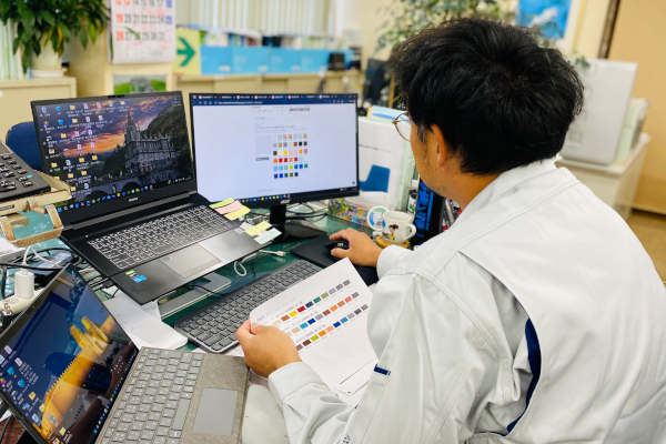 家具の色を選び中。